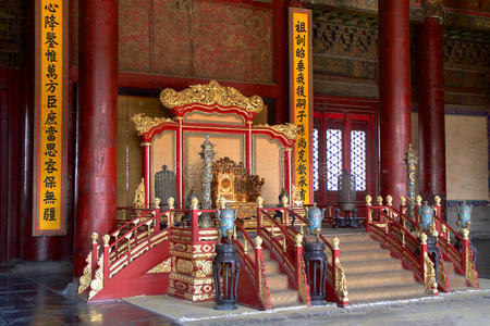 中国北京紫禁城保和殿的皇帝宝座大理石的灯笼和青铜釜在保和殿,故宫