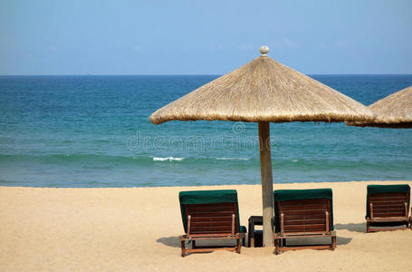 沙滩上的太阳椅和雨伞