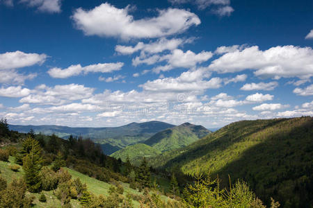 天蓝云奇春山