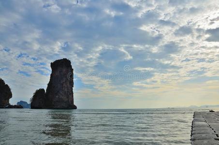 海湾前的岩石山