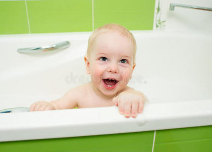 男婴洗澡，玩玩具