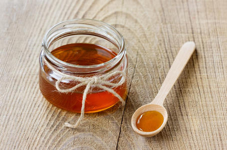 蜂蜜放在木勺和罐子里