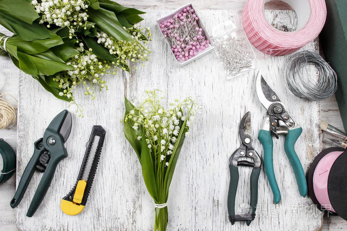 在工作的花匠 做溪流百合花的女人照片 正版商用图片1c6z7q 摄图新视界