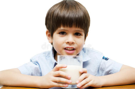 小男孩笑着喝着牛奶