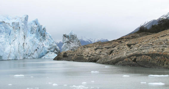 巴塔哥宁冰川和岩石景观。阿根廷