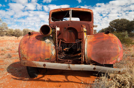 旧卡车遗弃在沙漠上的大旧卡车旧卡车马达生锈的旧卡车在外地废弃旧卡