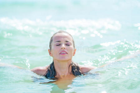 在海里游泳的年轻女子