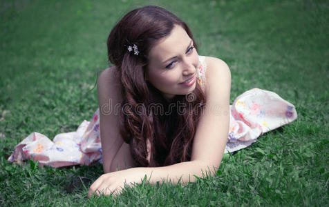 坐在草地上微笑的女孩