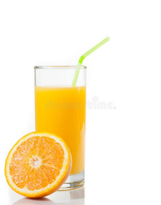 一杯橙汁加稻草和半个橘子，有文字空间