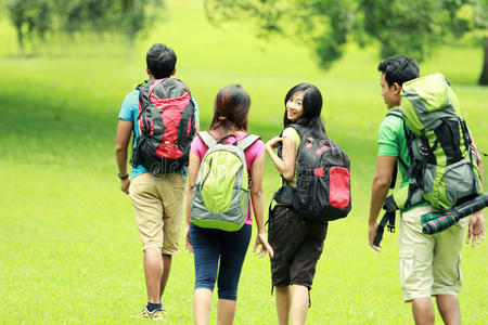 旅行一群人图片