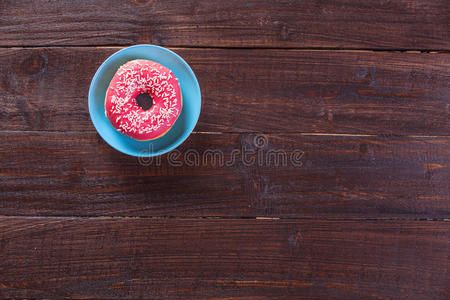 桌上的甜甜圈。