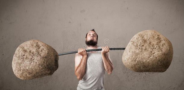 瘦骨嶙峋的家伙举着大石头照片