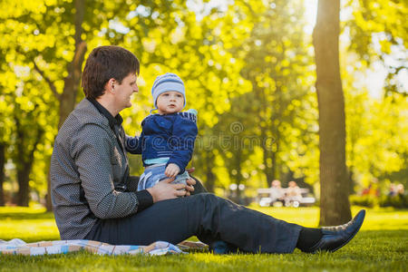 快乐的爸爸和宝宝在公园里玩