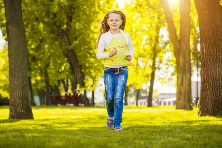 绿色公园里一个快乐的小女孩的画像