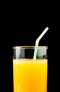 一整杯橙汁加吸管和文字空间