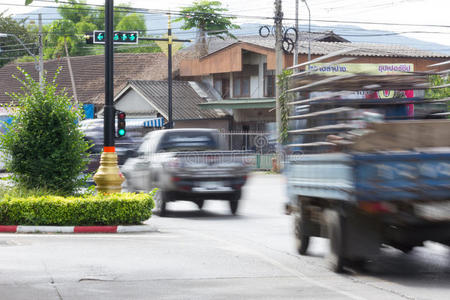 泰国街道上行驶车辆的模糊图像运动