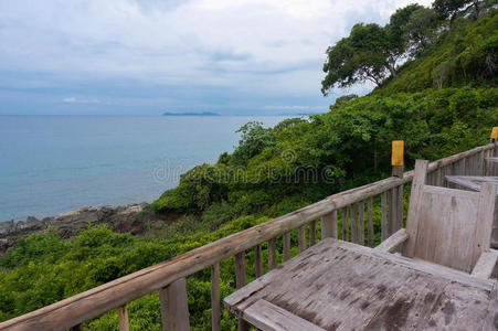 美食露台的餐桌可看到海景