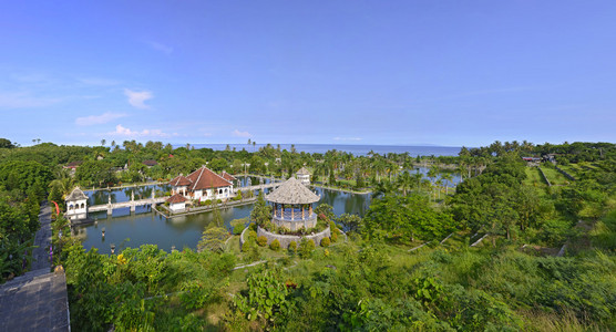 巴厘岛宫殿塔曼乌绒水宫殿在巴厘岛的全景照片
