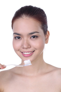 有吸引力的亚洲女人，在白色背景上刷牙