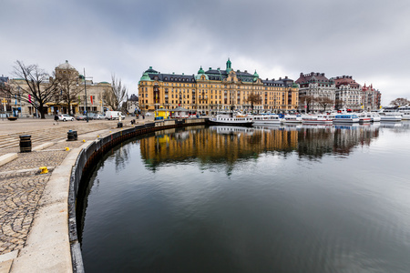 很多豪华游艇在斯德哥尔摩，瑞典 strandvagen 路堤