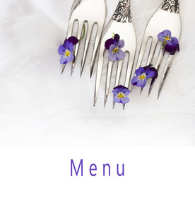 菜单与银器和新鲜的野生紫罗兰