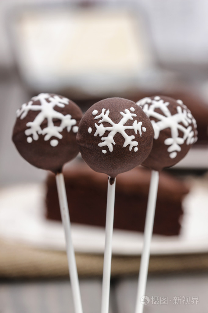 持久性有机污染物的巧克力蛋糕装饰着白色的糖衣