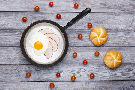 煎的鸡蛋和火腿的早餐