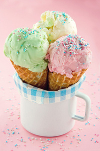 冰淇淋粉色洒背景上的锥状