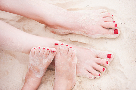 热带沙滩上的脚