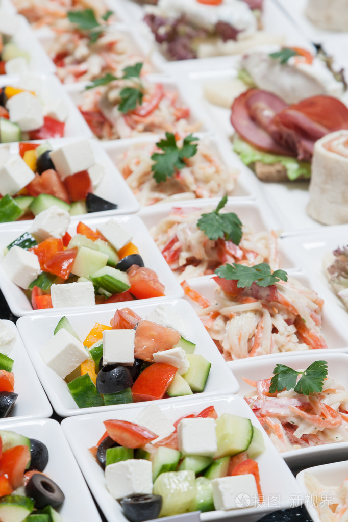 自助小吃从新鲜的蔬菜沙拉