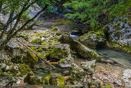 在克里米亚的山区河流