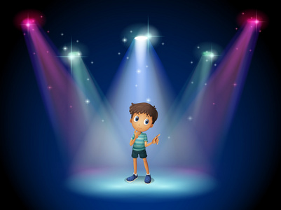 一个男孩在聚光灯的舞台
