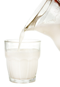 水罐的牛奶倒入玻璃