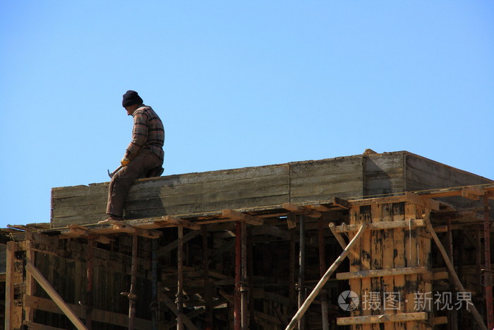 一名工人在建筑施工中工作
