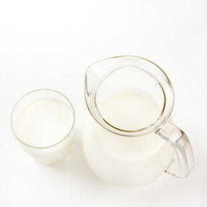顶视图的水罐的牛奶和一杯牛奶