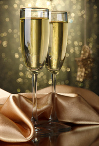 两杯香槟在灯光明亮的背景上