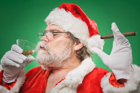 坏圣诞老人与马提尼酒和雪茄