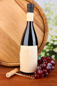开瓶器和一瓶红酒 葡萄 木桶在明亮的背景上的木桌上的组成