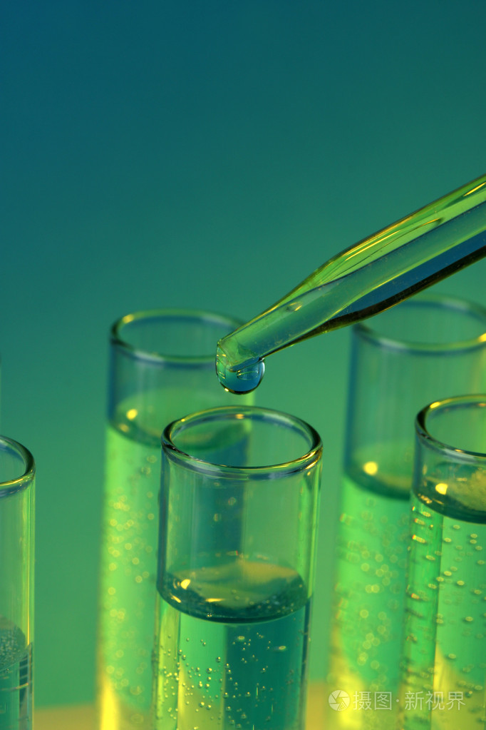蓝色背景上的液体的试管