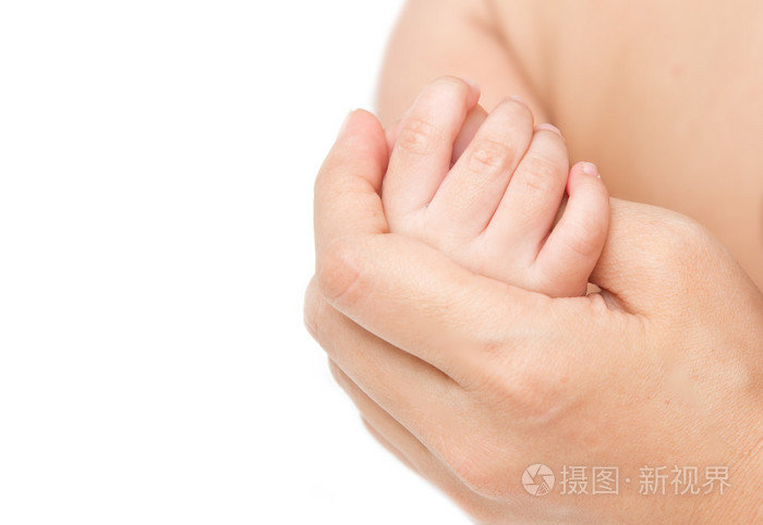 母亲在一起,握着她的孩子的手触摸的爱