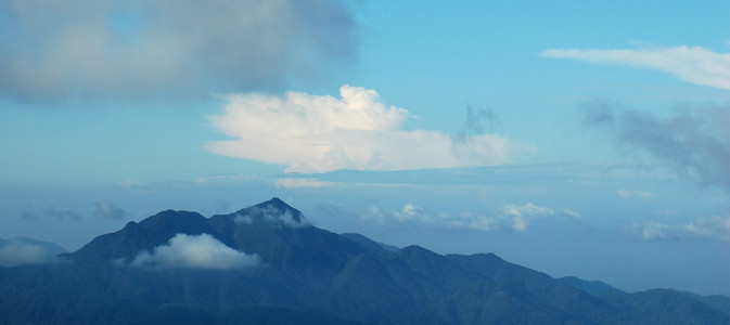 云对一座山