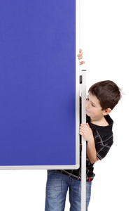快乐的小男孩蓝色空白板的肖像