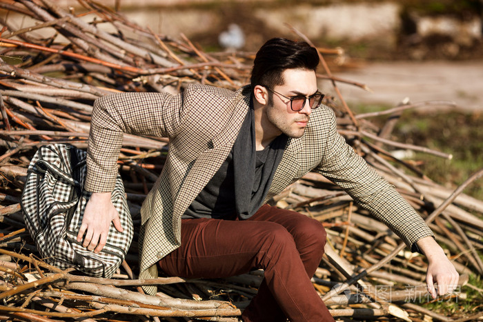 性感时尚男模特身穿优雅手持构成 outd 袋