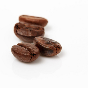 烤的咖啡豆隔离在白色背景上。与阴影