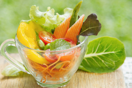 在透明碗上绿色自然新鲜蔬菜沙拉