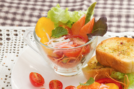 新鲜的蔬菜和螃蟹在玻璃碗里用大蒜面包坚持沙拉