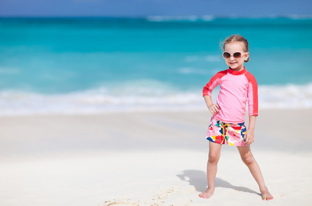 可爱的小女孩，在热带海滩的肖像