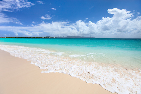 加勒比安圭拉岛上美丽的海滩的全景