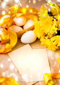复活节背景复活节蛋与春天的花朵，复古复活节卡与购物篮