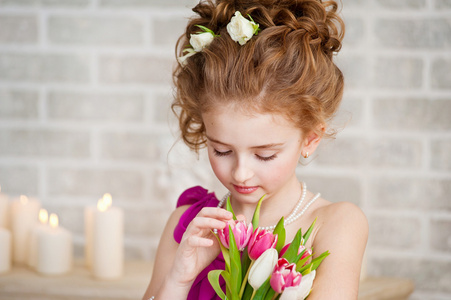 一个漂亮的女孩与花的肖像